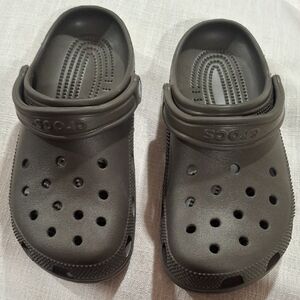 CROCS Classic Clog in Olive Green Size M-8 W-10